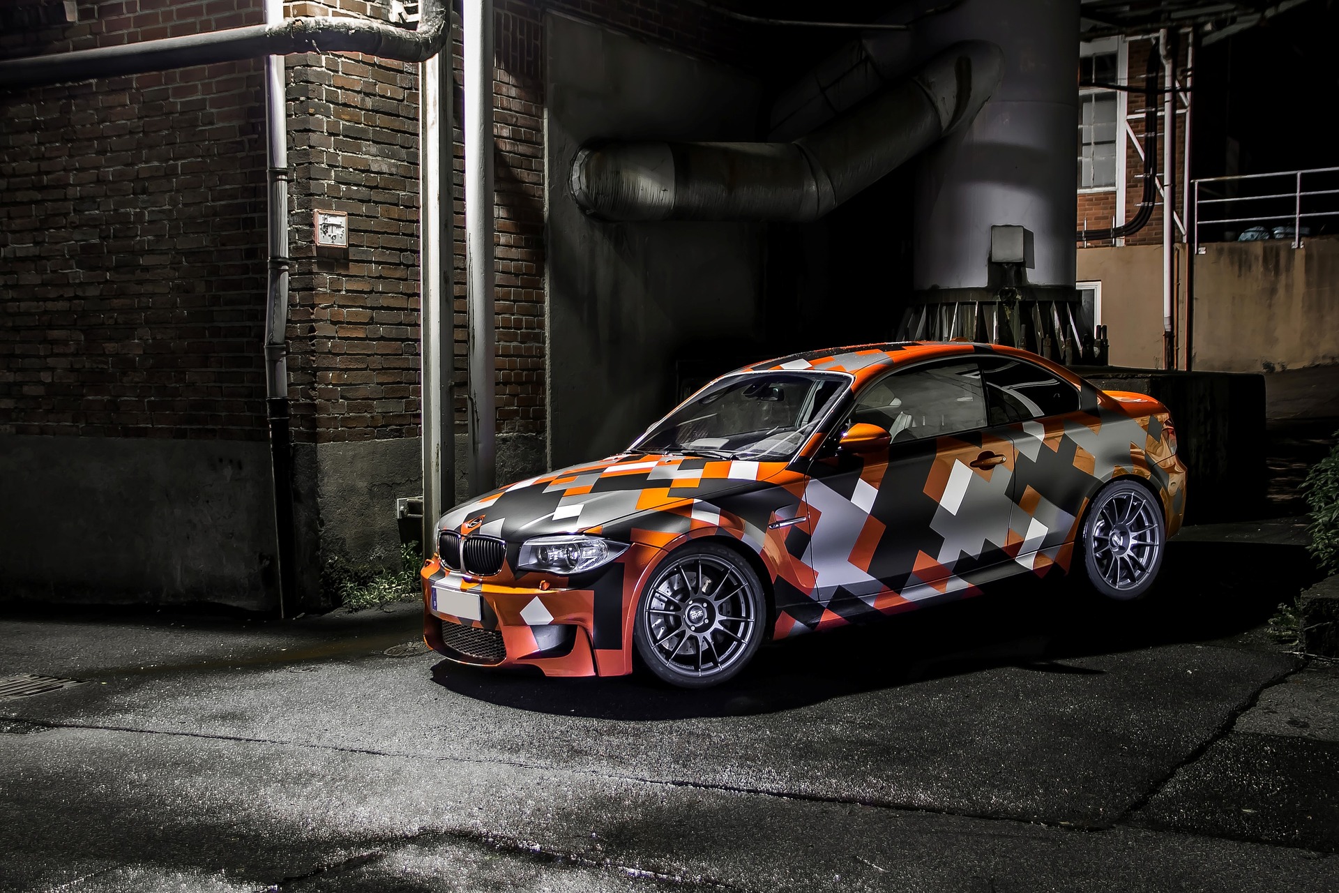 BMW 135 oklejone folią pomarańczowo-sredrno-czarną z gry Need for Speed.