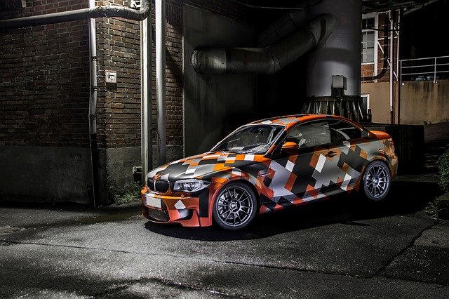 BMW 135 oklejone folią pomarańczowo-sredrno-czarną z gry Need for Speed.